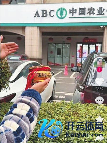 挖土视频截图 图源：《中国铺张者报》